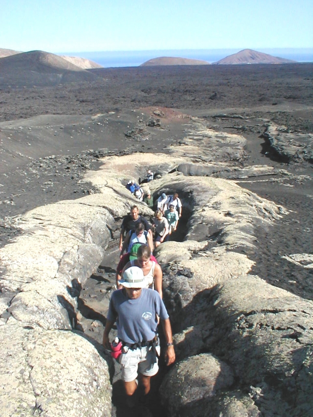 senderismo en el paisaje lunar 